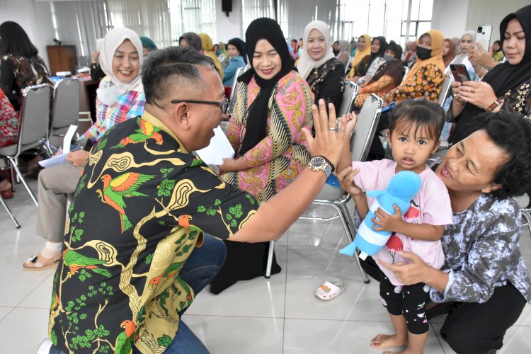 Pj. Wali Kota Salatiga, Sinoeng N Rachmadi menyapa seorang anak saat sosialisasi pencegahan kekerasan terhadap perempuan, anak dan TPPO Kota Salatiga, di Ruang Kaloka Gedung Setda Lantai 4, Rabu (31/5) . 