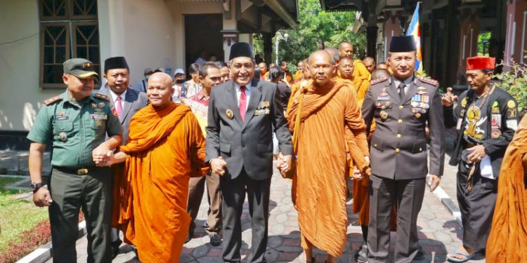 Bupati Zaenal Arifin bersama jajaran Forkompimda saat mengantar 32 Biksu Thudong melanjutkan perjalanan ke Candi Borobudur, Kamis (1/6). RMOL Jateng 