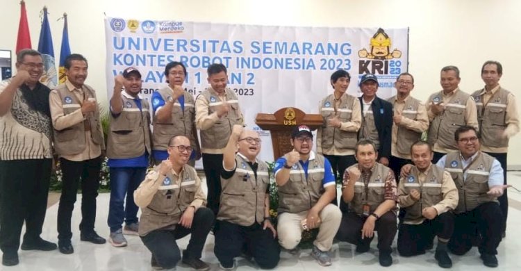 Tim Juri dan panitia foto bersama seusai penutupan KRI 2023 wilayah 1 dan 2 pada 3 Juni 2023 di Auditorium Prof Dr Muladi SH.