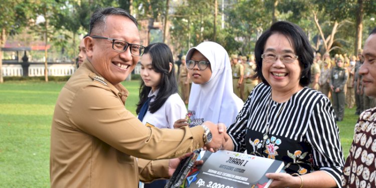 Penjabat (Pj) Wali Kota Salatiga, Sinoeng N Rachmadi saat menyerahkan penghargaan pemenang lomba Krenova 2023 dan anugerah paralegal justice award serta anugerah Anubhawa Sasana Desa Jagaddhita di Halaman Pemkot Salatiga, Senin (5/6). 
