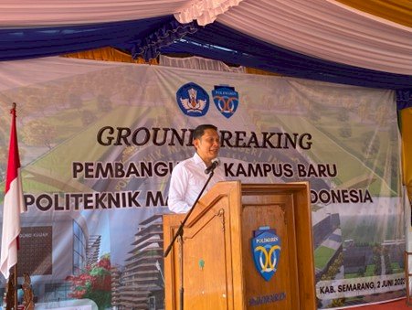 Deputi II Kepala Staf Kepresidenan Abetnego Tarigan saat melakukan groundbreaking pembangunan kampus baru Polimarin, di desa Wringin Putih, kecamatan Bergas, Kabupaten Semarang.