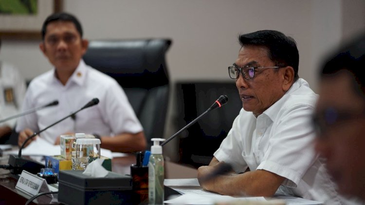 Kepala Staf Kepresidenan Dr. Moeldoko memimpin Rapat Koordinasi Tingkat Menteri Kesiapsiagaan Penanggulngan Kebakaran Hutan dan Lahan (Karhutla), di gedung Bina Graha Jakarta, Senin (5/6).