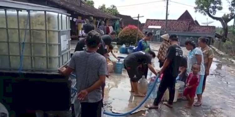  Warga di Desa Sukorejo, Kecamatan Suruh, Kabupaten Semarang saat mengantri air bersih yang dibeli secara berkala. RMOL Jateng