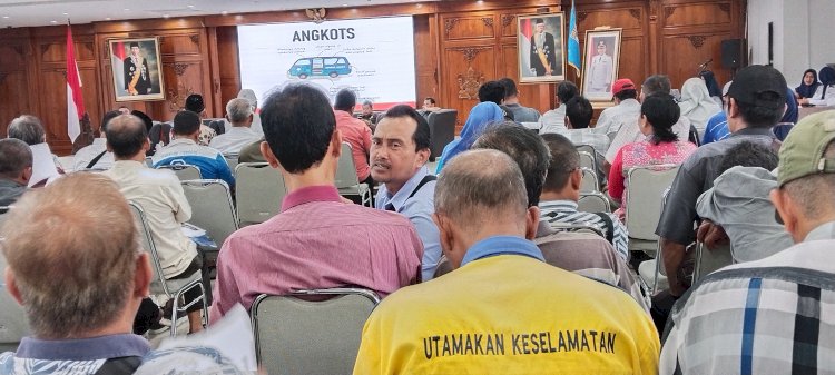 Unsur Kelompok PKK, Pengusaha Angkutan, Organda dan Koperasi Angkutan, Paguyupan angkutan di Salatiga, Ipas, unsur tokoh masyarakat, Camat dan Lurah se-Kota Salatiga mengikuti mensosialisasikan rute baru di pertengahan tahun 2023 ini, Selasa (6/6). 