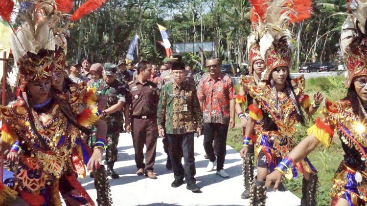 Sekda Adi Waryanto bersama jajaran Forkompimda saat meninjau jalan desa yang telah selesai dicor blok. RMOL Jateng