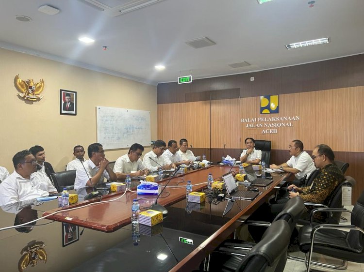  Tenaga Ahli Utama KSP, Helson Siagian, (dua dari kanan) pada audensi bersama Pemda Aceh dan BPJN Aceh terkait pelaksanaan Inpres 3/2023 terkait percepatan penanganan jalan daerah, di Banda Aceh, Selasa (13/6).