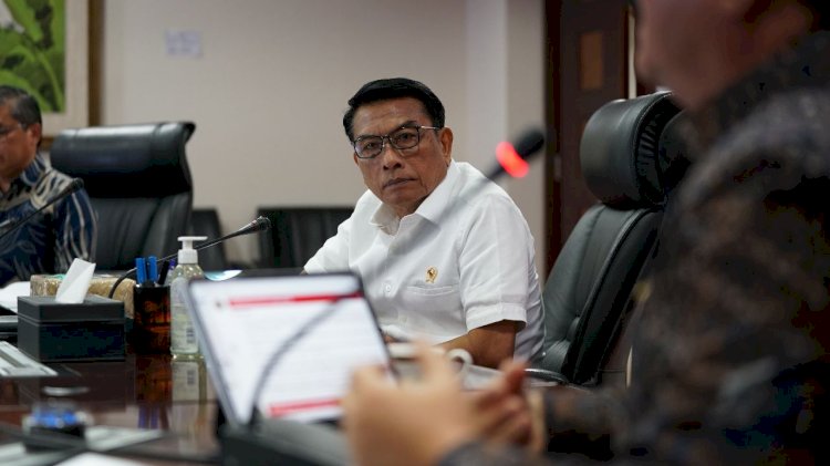 Kepala Staf Kepresidenan Dr. Moeldoko didampingi Deputi II Kepala Staf Kepresidenan Abetnego Tarigan memimpin Rapat Tingkat Menteri Sinkronisasi Data Kasus/Aduan Agraria, di gedung Bina Graha Jakarta, Selasa (13/6).