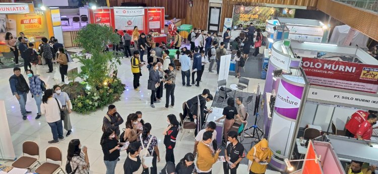 Hari pertama Job Fair Universitas Kristen Satya Wacana (UKSW) ke-43, diburu 800 pencari kerja datang memadati, Balairung, Kamis (15/6).
