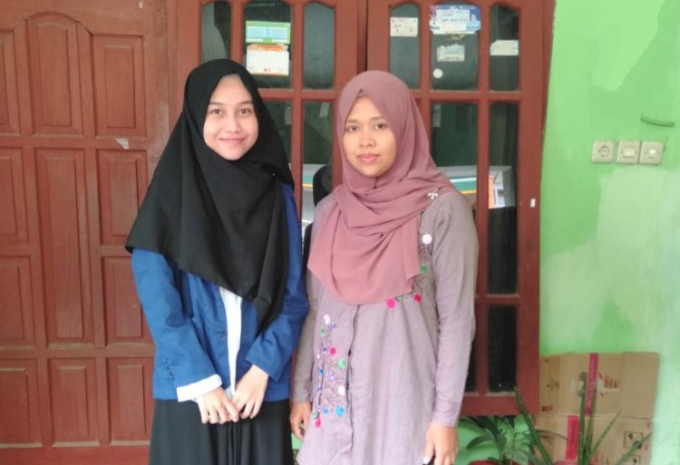 Ketua Tim PKM-PM Sinta Oktafia bersama Kepala Sekolah TK Islamadina Semarang Juli Inaroh