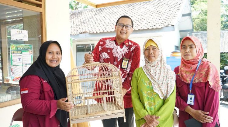 Tim tenaga ahli Kantor Staf Presiden (KSP) dipimpin oleh Tenaga Ahli Utama, Abraham Wirotomo, pada Jumat (16/6) lalu, melakukan kunjungan kerja ke Kulon Progo, Yogyakarta, untuk menggali pengalaman penerima manfaat program bantuan sosial.