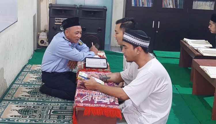 Puluhan Warga Binaan Pemasyarakatan (WBP) dengan semangat dan tekun, mengikuti program pembinaan yang diselenggarakan Rutan Salatiga, Senin (19/06).