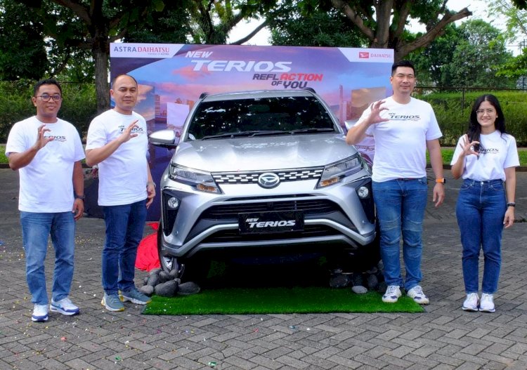 Ferry, Regional Head Jawa Tengah PT Astra International Tbk - Daihatsu Sales Operation (nomor 3 dari kiri) saat peluncuran New Terios di cafe Koenang-Koenang Semarang, Rabu (21/6/2023).