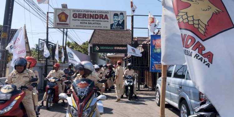  Ratusan pensiunan TNI saat touring ke beberapa titik pinggiran Kota Salatiga usai menggelar deklarasi di Kantor DPC Partai Gerindra Salatiga, Selasa (27/6). RMOL Jateng