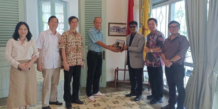  Universitas Kristen Satya Wacana (UKSW) memperkuat jalinan kerja sama dengan sektor industri melalui audiensi kerja sama dengan PT Hartono Istana Teknologi (Polytron). RMOL Jateng
