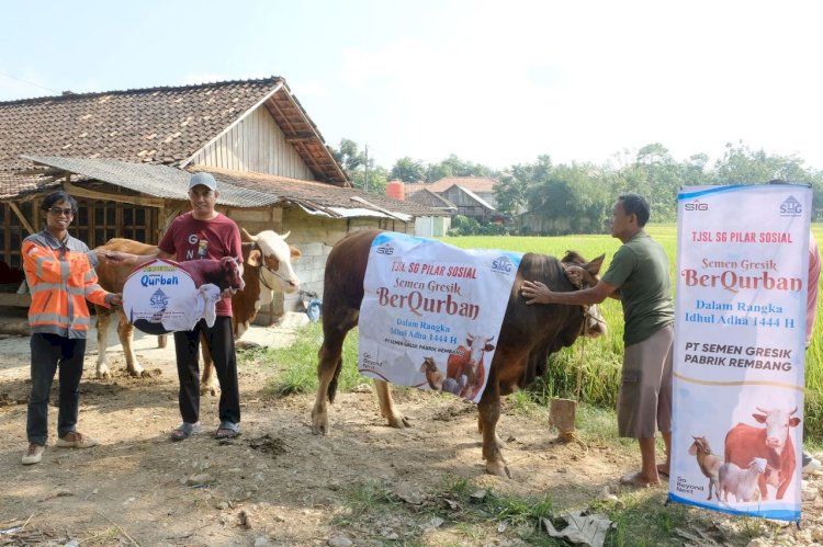 Penyerahan hewan kurban untuk desa Pasucen, Kecamatan Gunem, Kabupaten Rembang, Jawa Tengah.
