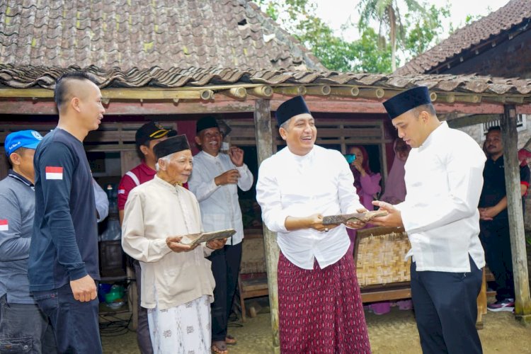 Bupati Zaenal Arifin ketika memberikan bantuan dana RTLH kepada warga di Dusun Dusun Karang Tengah, Desa Ngadiharjo, Kecamatan Borobudur.
