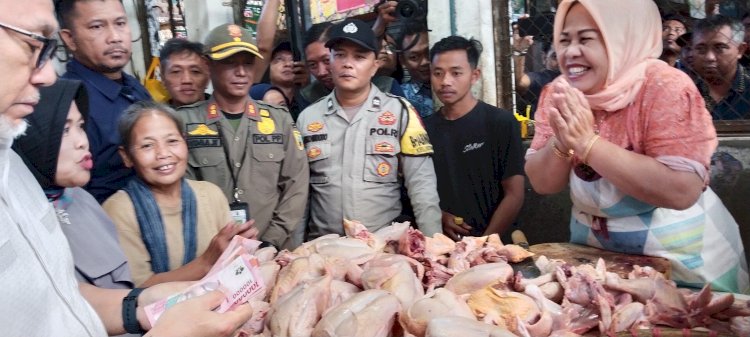Menteri Perdagangan RI Dr (HC) Zulkifli Hasan., S.E., M.M., saat memborong dagangan untuk dibagikan ke ibu-ibu ditengah kunjungannya ke lantai 2 Pasar Raya 1 Salatiga, Sabtu (1/7).