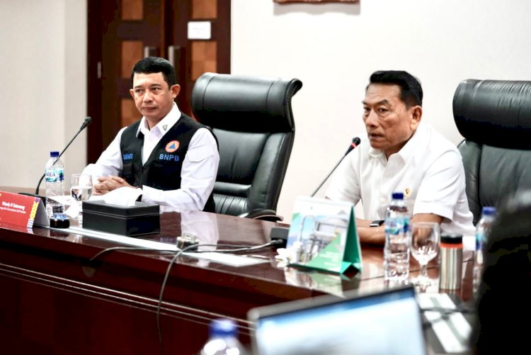 Kepala Staf Kepresidenan Dr. Moeldoko bersma Kepala BNPB Letjen TNI Suharyanto pada sharing session tentang kebencanaan Sekolah Staf Presiden (SSP), di gedung Bina Graha Jakarta, Selasa (4/7).