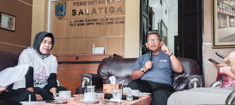 Pj Wali Kota Salatiga Sinoeng N Rachmadi (kanan) saat memaparkan langsung terkait persiapan Jari Jadi Kota Salatiga Jumpa Pers di Gedung Papak, Kantor Pemkot Salatiga, Jumat (7/7).