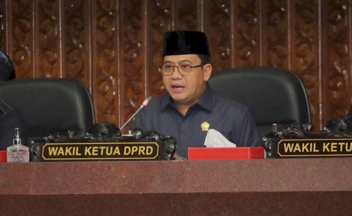 Wakil Ketua DPRD Jateng Sukirman saat memimpin paripurna perubahan tanggal Hari Jadi Provinsi Jateng