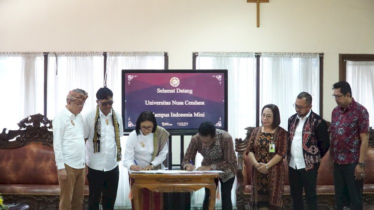 Penandatanganan MoU antara Rektor UKSW Prof. Dr. Intiyas Utami, S.E., M.Si., Ak., dan Rektor UNDANA Prof. Dr. drh. Maxs U.E. Sanam, M.Sc., di Ruang VIP Balairung Universitas, Senin (10/7). 