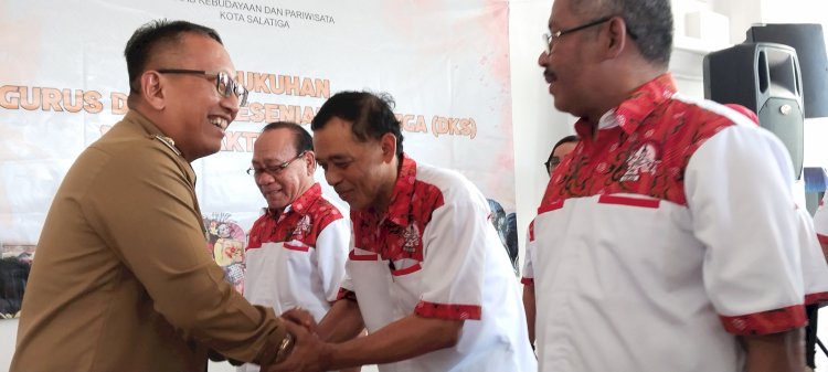 Penjabat (Pj) Wali Kota Salatiga, Sinoeng N Rachmadi, usai mengukuhkan memberikan ucapan selamat kepada pengurus DKS baru dilantik di Rumah Dinas Wali Kota Salatiga, Senin (10/07). 