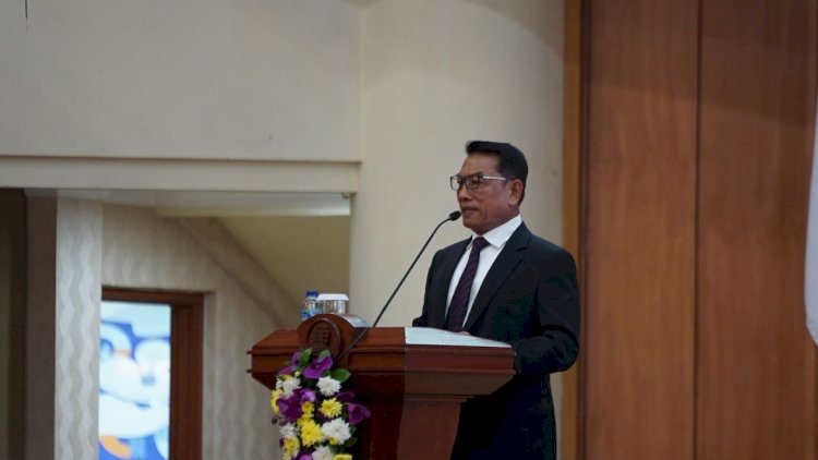 Kepala Staf Kepresidenan, Dr Moeldoko memotivasi ribuan wisudawan/wati pada Wisuda Universitas Terbuka Periode II Tahun Akademik 2022/2023, di Universitas Terbukan Convention Center (UTCC), Pondok Cabe, Tangerang Selatan, Selasa (11/7).