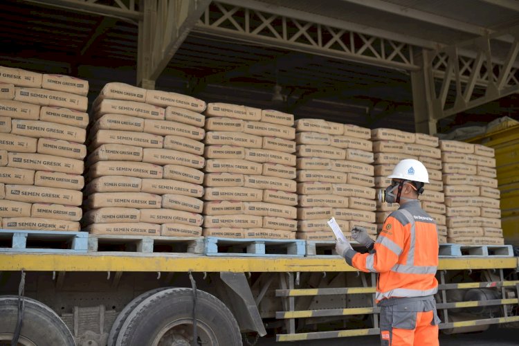Karyawan PT Semen Gresik sedang melakukan supervisi produk semen di area Palletizer Pabrik Rembang.