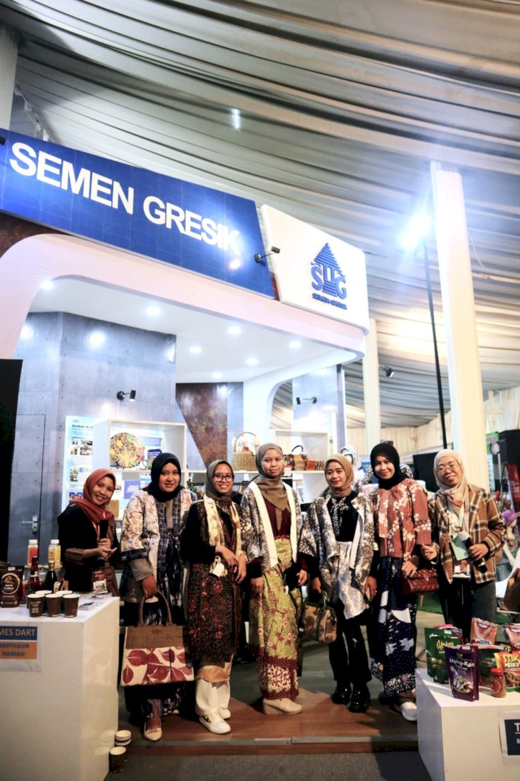 Peserta lomba mix & match produk fashion UMKM binaan Semen Gresik berfoto bersama pada ajang Jateng Fair 2023 di Semarang.