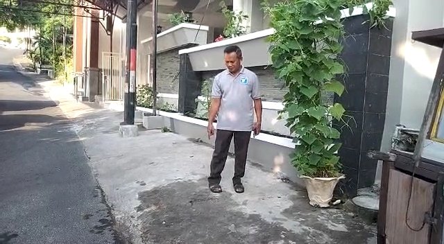 Warga menunjukkan lokasi korban ditemukan tewas