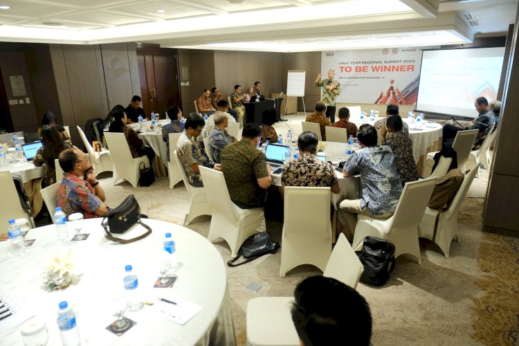 Direktur Utama PT Semen Gresik, Muchamad Supriyadi, memberikan penguatan dalam agenda Half Year Regional Summit 2023 dengan tema “To Be the Winner” dengan distributor- distributor strategis wilayah Regional 4 di Hotel Tentrem Semarang wilayah Regional 4 di Hotel Tentrem Semarang.