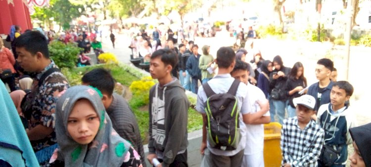 Puluhan warga terlibat dalam antrean panjang untuk mendaftarkan diri dalam perekaman data KTP elektronik.