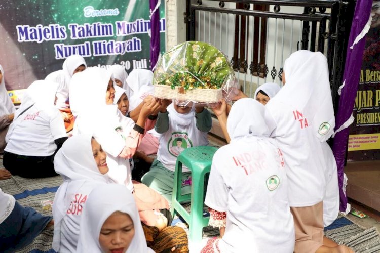 Sukarelawan Santri Dukung Ganjar (SDG) Jawa Tengah mengadakan pelatihan membuat hantaran pernikahan dengan menggunakan barang-barang sederhana.