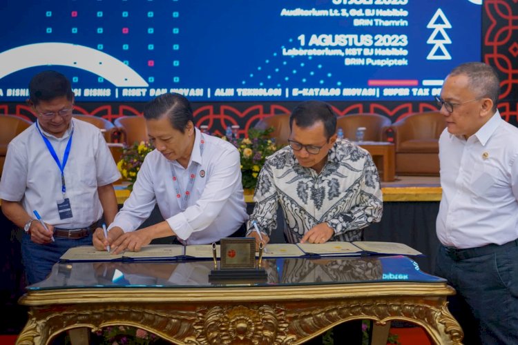 Deputi Bidang Pemanfaatan Riset dan Inovasi BRIN, R. Hendrian (ketiga kanan) dan Direktur Utama SIG, Donny Arsal (kedua kanan) menandatangani Nota Kesepahaman tentang Riset, Invensi, dan Inovasi yang Bersifat Aplikatif di Bidang Industri Semen dan Turunannya, disaksikan oleh Kepala BRIN, Laksana Tri Handoko (kanan), di Kantor Pusat BRIN, Gedung B.J. Habibie, Jakarta. 