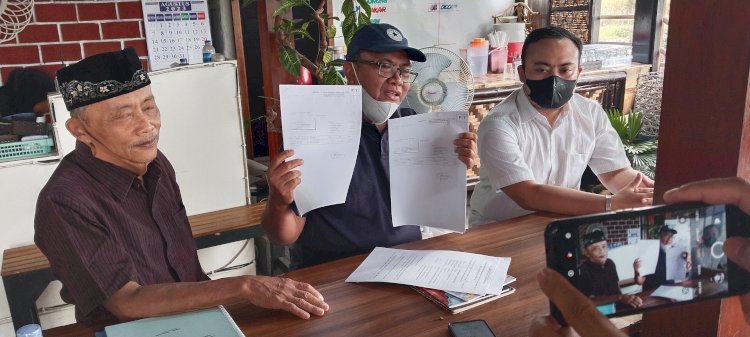 Suami Asri Murwani (63), Sugeng Budiyanto dan juru bicara keluarga, Gunawan Pandu (tengah) saat menjelaskan ke wartawan di Salatiga, Kamis (3/8).