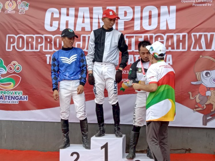 Pengalungan medali ke Atlet berkuda Salatiga yang berlaga di Tegal Waton, Kabupaten Semarang, Minggu (6/8). 