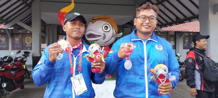 Dua atlet Lempar Cakram Salatiga Galih Yoga Widya dan Alviano Eka kembali menyumbang medali Perak di Stadion Joyokusumo, Pati, Selasa (8/8).