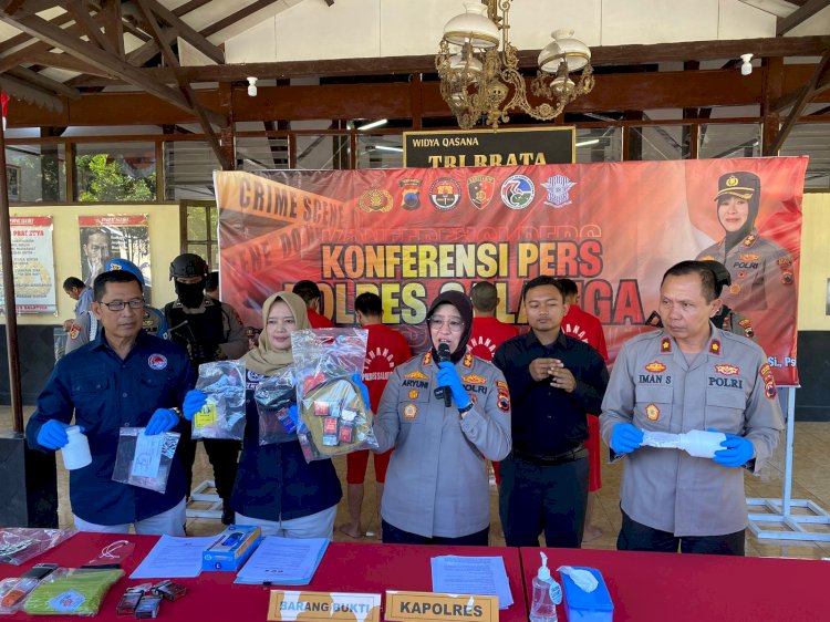 Kapolres Salatiga AKBP Aryuni Novitasari, saat mengungkapkan 4 tersangka terkait barang haram di Mapolres Salatiga, Senin (21/8). 