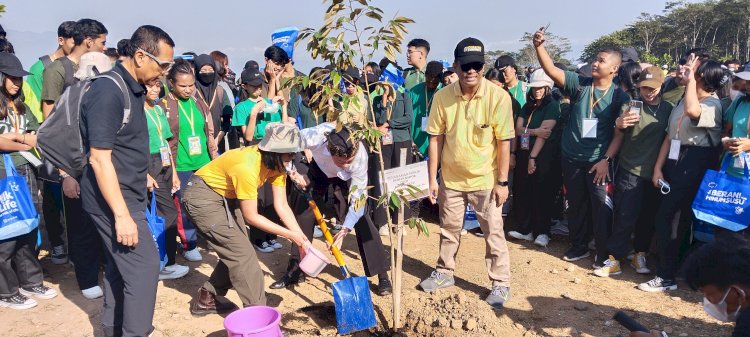 Rektor UKSW Prof. Dr. Intiyas Utami, S.E., M.Si., Ak., dan Program Director Bakti Lingkungan Djarum Foundation, FX Supanjis saat melakukan penanaman pohon di kawasan di Asrama O Notohamidjojo, Kampus 2 Universitas Kristen Satya Wacana (UKSW), Blotongan, Salatiga.