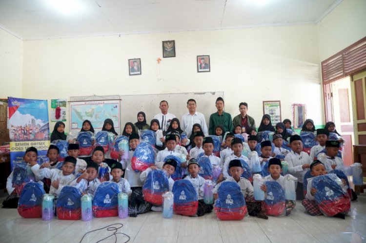 Tim PT Semen Gresik berfoto bersama guru dan anak – anak Sekolah Dasar Negeri 3 Tegaldowo, yang merupakan sekolah penerima manfaat peningkatan kualitas pendidikan sekolah dalam program Semen Gresik Goes to School.