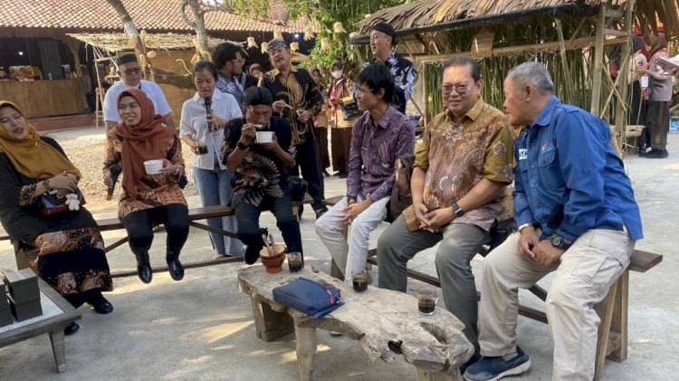 Bupati didampingi Sekda ngopi bareng dengan Asisi Suhariyanto dan Solochoael Soekaemi di Ndalem Natabratan