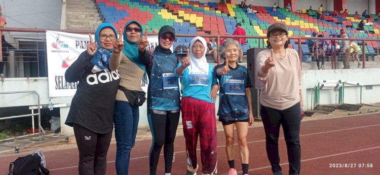 Para atlet Persatuan Atletik Master Indonesia (PAMI) Kota Salatiga foto bersama usai Kejuaraan Nasional (Kejurnas) PAMI di Kota Semarang, Minggu (27/8).