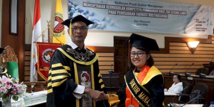  Sari Wijayati (kanan), secara sah menyandang gelar Doktor Manajemen dalam Program Studi (Prodi) DM FEB UKSW, Selasa (29/8). RMOL Jateng