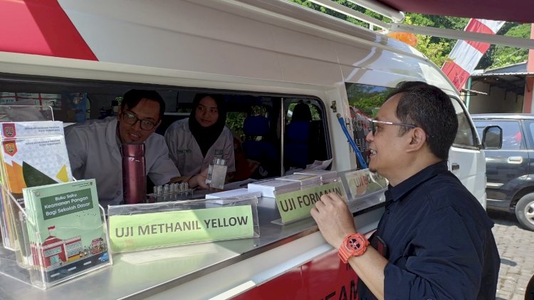 Wakil Ketua Komisi B DPRD Kota Semarang, Johan Rifai saat mengecek mobil laboratorium pangan milik Dinas Ketahanan Pangan, Rabu (30/8). RMOL Jateng