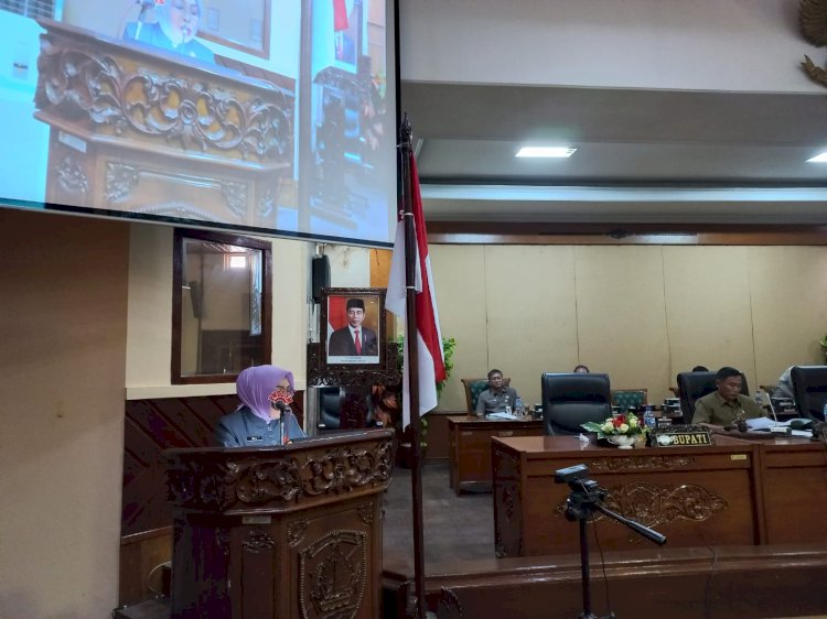 Bupati Grobogan Sri Sumarni saat membacakan pandangan umum Fraksi DPRD Kabupaten Grobogan, Rabu (30/8).