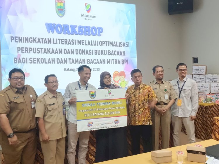 Para peserta Workshop dan Penyerahan Buku bagi sekolah di wilayah PLTU Batang, berfoto bersama di aula Disperpuska Kabupaten Batang.