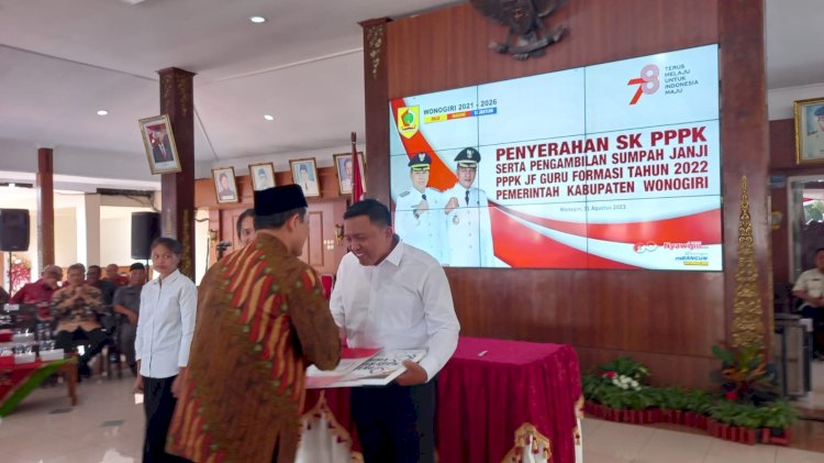 Bupati Wonogiri Joko Sutopo secara simbolis menyerahkan SK PPPK kepada peserta. RMOL Jateng