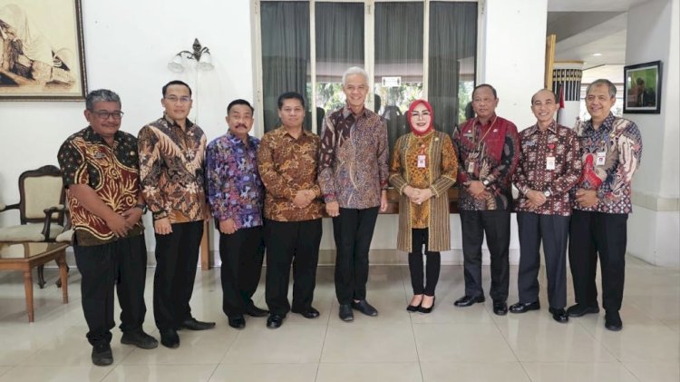 Enam Calon Setda beserta Bupati Grobogan Sri Sumarni dan Gubernur Jawa Tengan Ganjar Pranowo dan Kepala BKD Grobogan, Kamis (31/8). RMOL Jateng