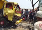 Adu Banteng Dump Truk vs Truk Trailer, Satu Korban Tewas