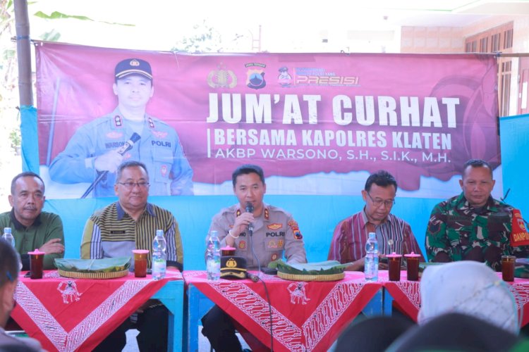 Kapolres Klaten AKBP Warsono saat berdialog dengan warga dalam acara Jumat Curhat. 